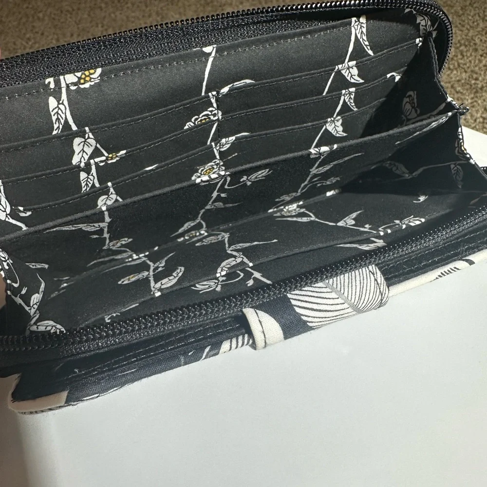 Vera Bradley Turn Lock Wallet Black White Floral Quilted Full Wallet - Picture 5 of 8